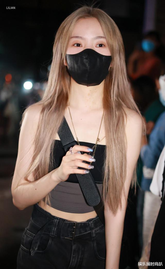 娱乐圈时尚趴|陈卓璇穿长裤不慎被刮破，破洞从大腿裂到脚踝，露出长腿太绝了！