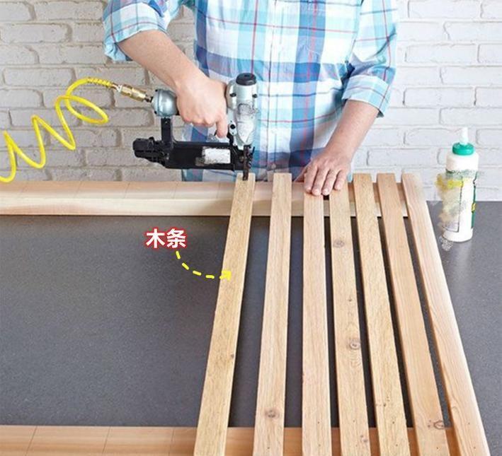 光羡慕别人家院子可不行，攒一堆木条，搭廊架做院墙，格外漂亮！