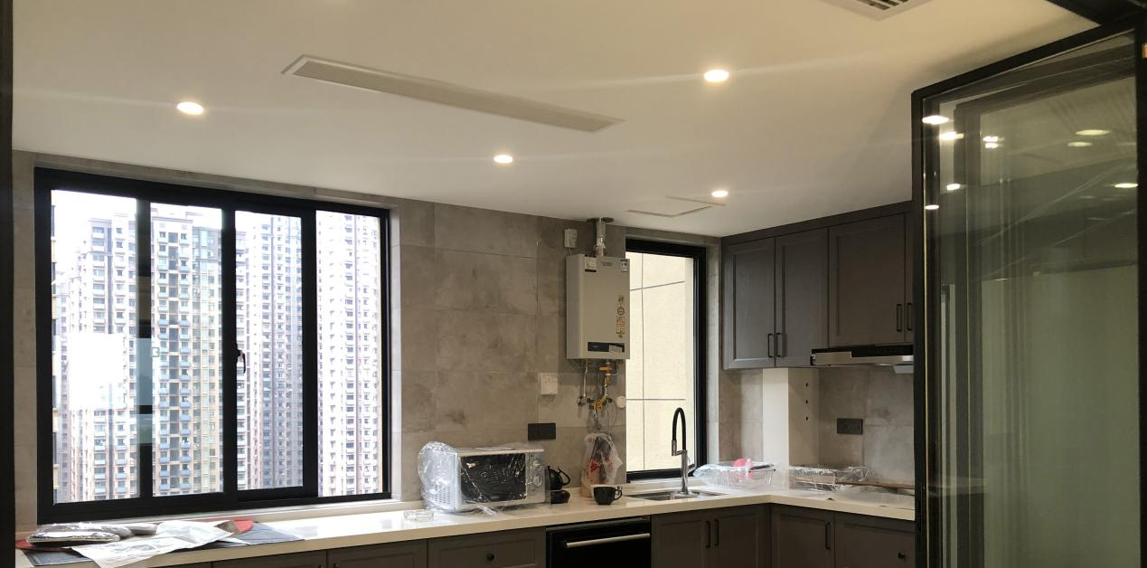 客厅和厨房之间不流行装推拉门了,他家得门洞3米,装这种才叫好看!