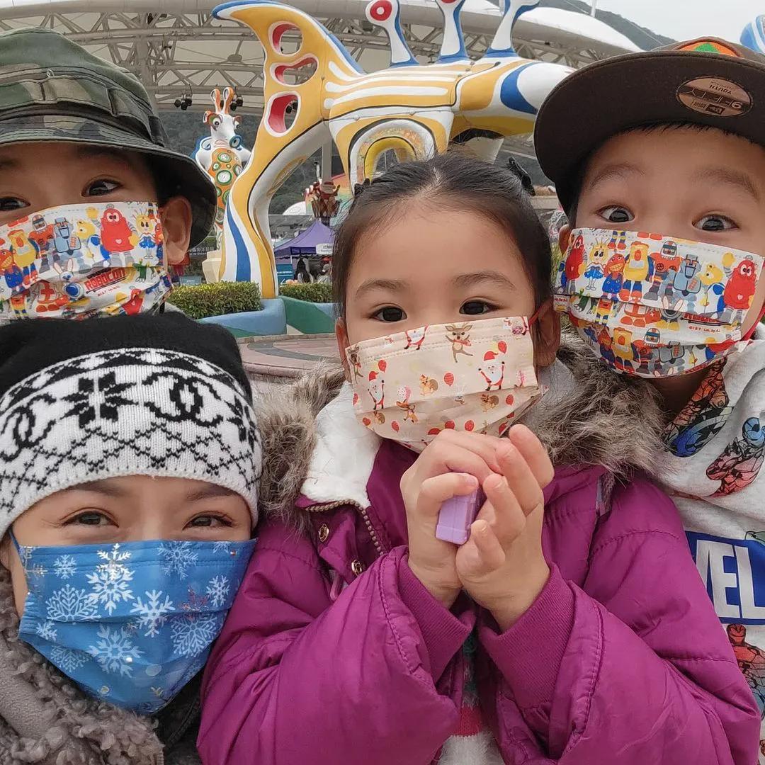 陈茵媺|陈茵媺独自带三孩去乐园，老公陈豪太忙，能陪一天就是最好的礼物