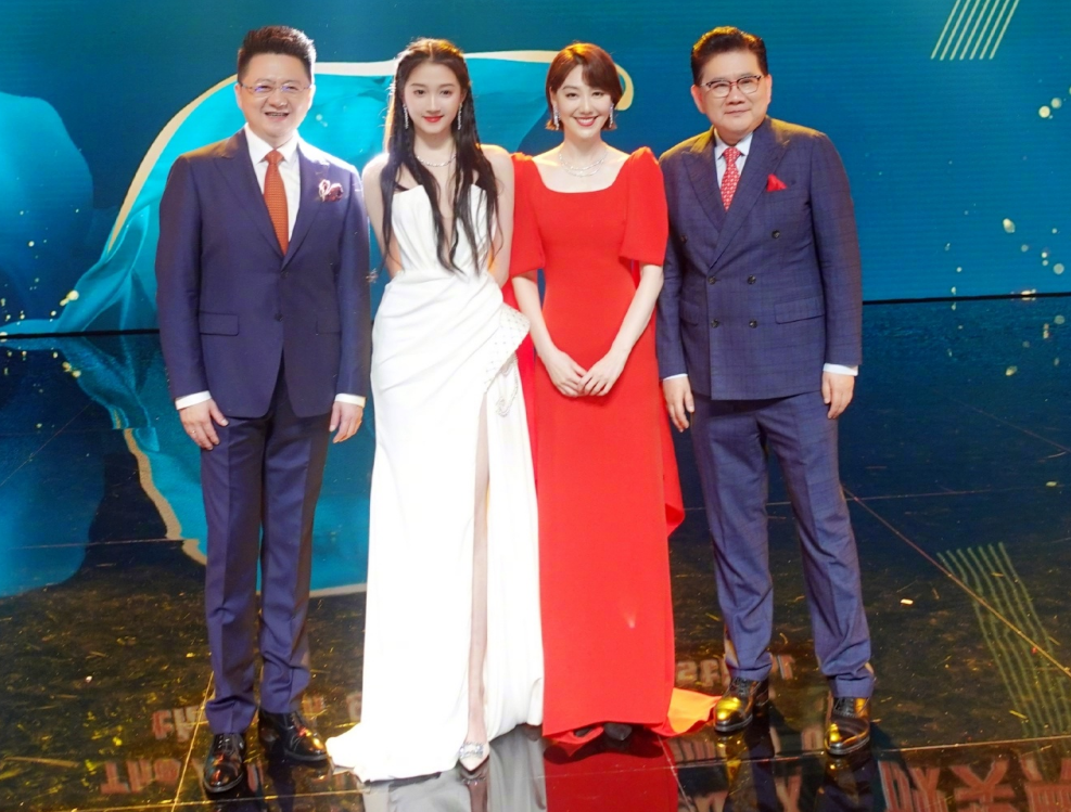 关晓彤|关晓彤非女一号新戏开机，看清女主是谁后，都沦落到给她做配了？