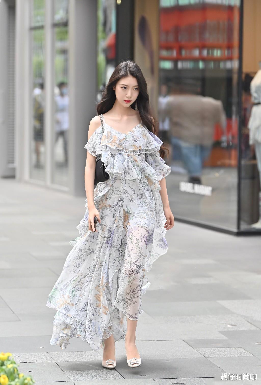 靓仔时尚咖|选择好看的碎花连衣裙穿搭,摆脱乡土气息,化身都市丽人!
