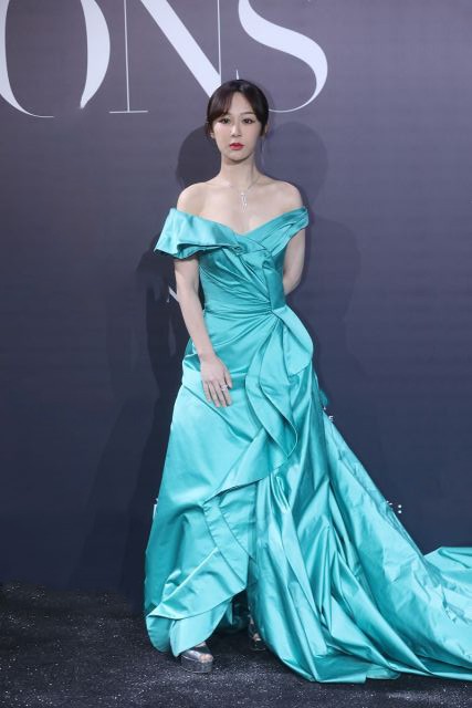 杨紫|杨紫瘦身成功真任性，一字裙大秀绝美“天鹅颈”，女生看了也心动