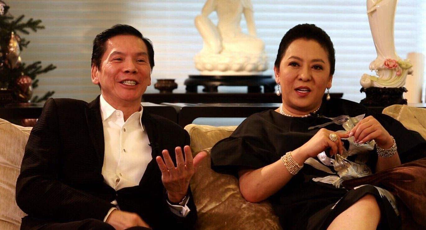 爱奇艺|带孩子出门像逃亡!郭碧婷素颜憔悴!为护女儿弯腰推行李边跑边躲