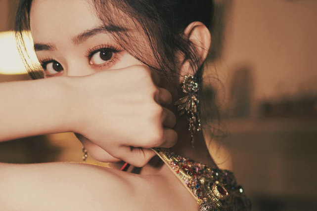 时尚风行派 赵丽颖彻底华丽转身！穿中国红裙再度刷新美貌，古典氛围女神太绝了