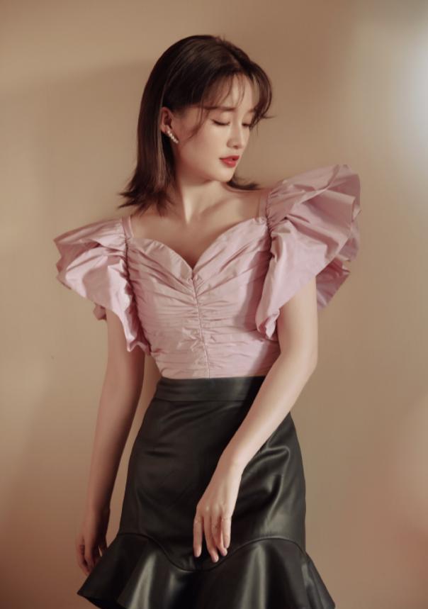 李沁|李沁新年造型曝光，大胆挑战红蕾丝鱼尾裙，尽显女性魅力