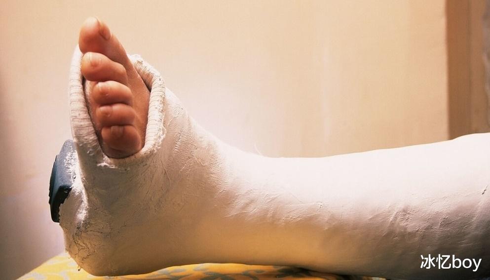 骨质疏松|老年人为什么容易患上骨质疏松？身体出现这4种异常，或是骨骼受到了损伤