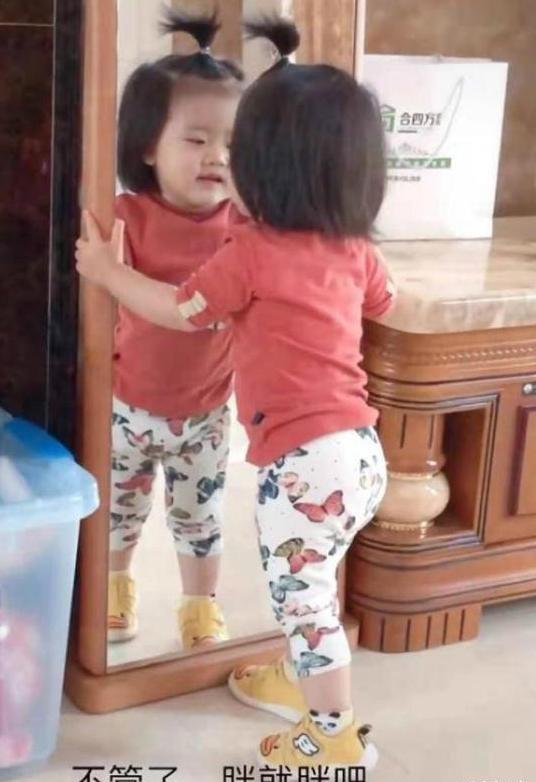 |女儿照镜子意外发现,小蛮腰不见了,网友:真像减肥失败的我!