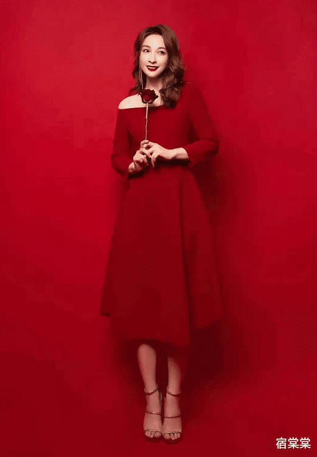 衬衫|吴昕都美到国外去了，穿半透黑衬衫配银色背带裤，黄色短发好有范