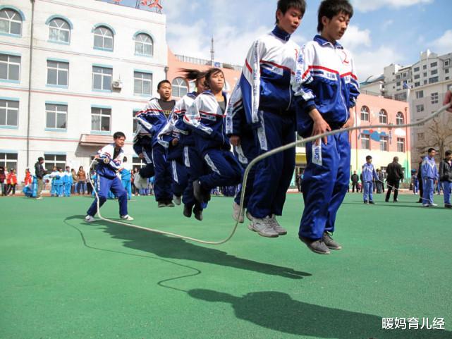 暖妈育儿经|继语文后,体育将成“第二学科”?卑微的体育老师乐坏了