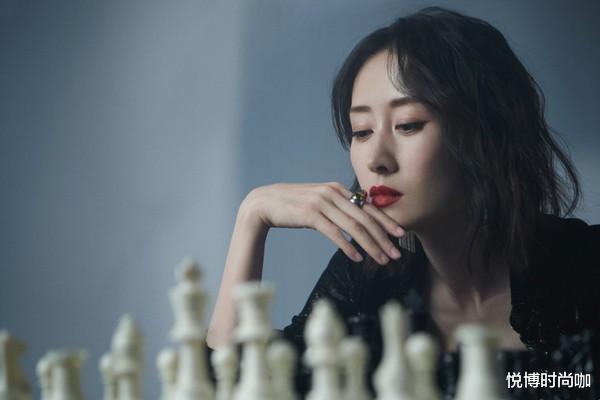 美容|刘敏涛穿鲜艳红色服饰不显老，红唇尽显风情，40+女士应该学学