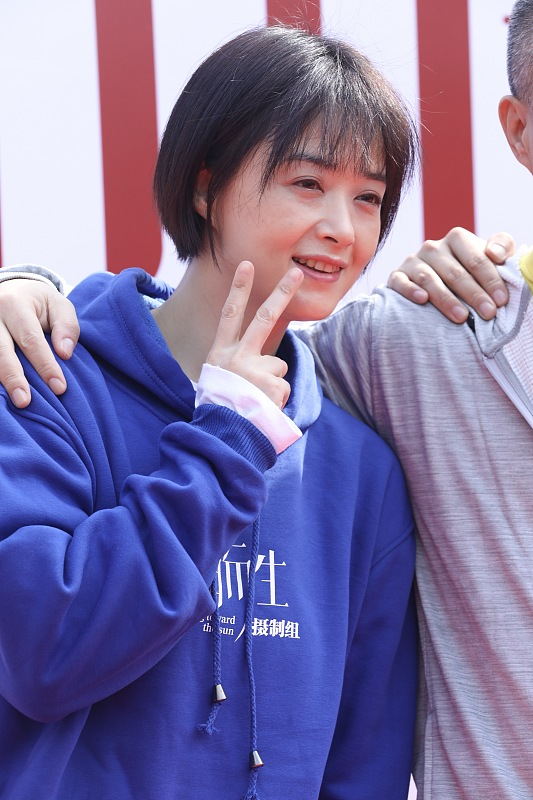 卫衣 蒋欣真不像是年近40的人,蓝色卫衣配短发好显嫩,少女感明显