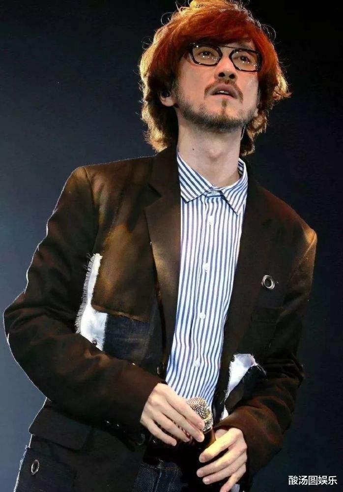 周传雄|周传雄和小刚是谁？胡茬满脸的中年大叔，如今52岁能像30岁！