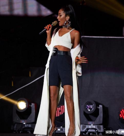 张歆艺|吉克隽逸帮林允做美甲，手臂暴露真实肤色，脱离美白滤镜后是真黑