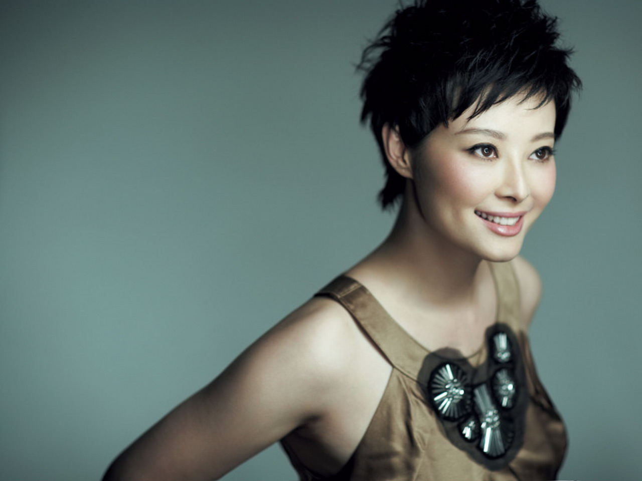 袁立|袁立和斯琴高娃的恩怨，竟意外牵出章子怡丑闻，李冰冰也难逃一劫