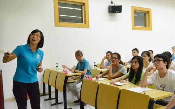 |压力大、收入低，大学老师无意间的聊天，透露了这份职业的苦楚