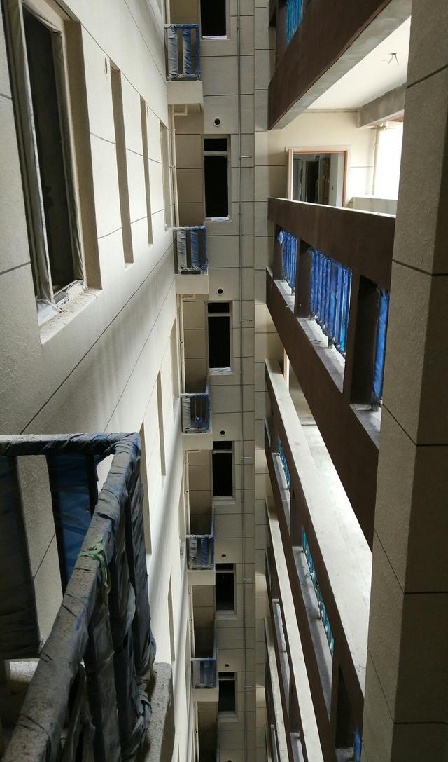 |开发商套路真是深！高层电梯房带长连廊，业主还傻傻以为采光好！