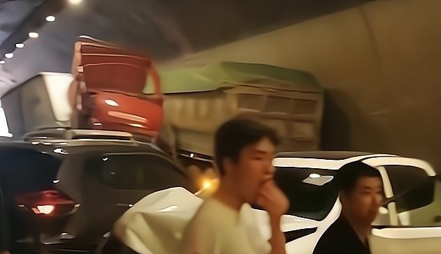 家中大小宝 8车事故4人死亡！事发包茂高速重庆段接龙隧道，越“堵”越重安全