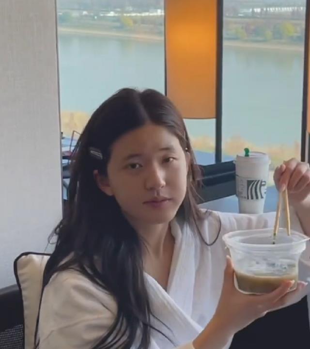 赵露思|赵露思“起床照”被传！看清她的真实素颜后，确定是22岁吗