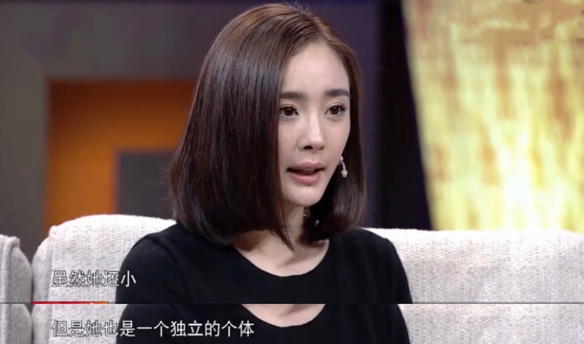 杨幂|杨幂最新杂志大片曝光，坐地板上眼神太妩媚，穿短裙露白皙美腿