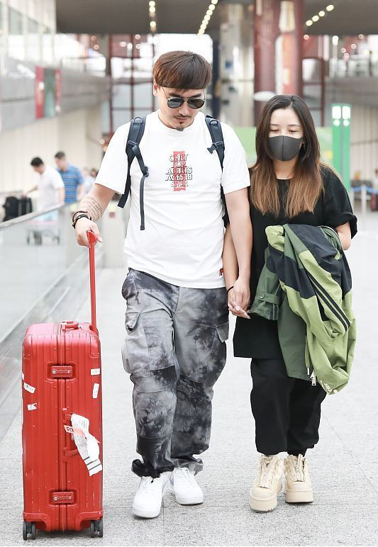 穿衣搭配|何洁和刁磊也太恩爱了，一起发胖还有点萌，看着真登对