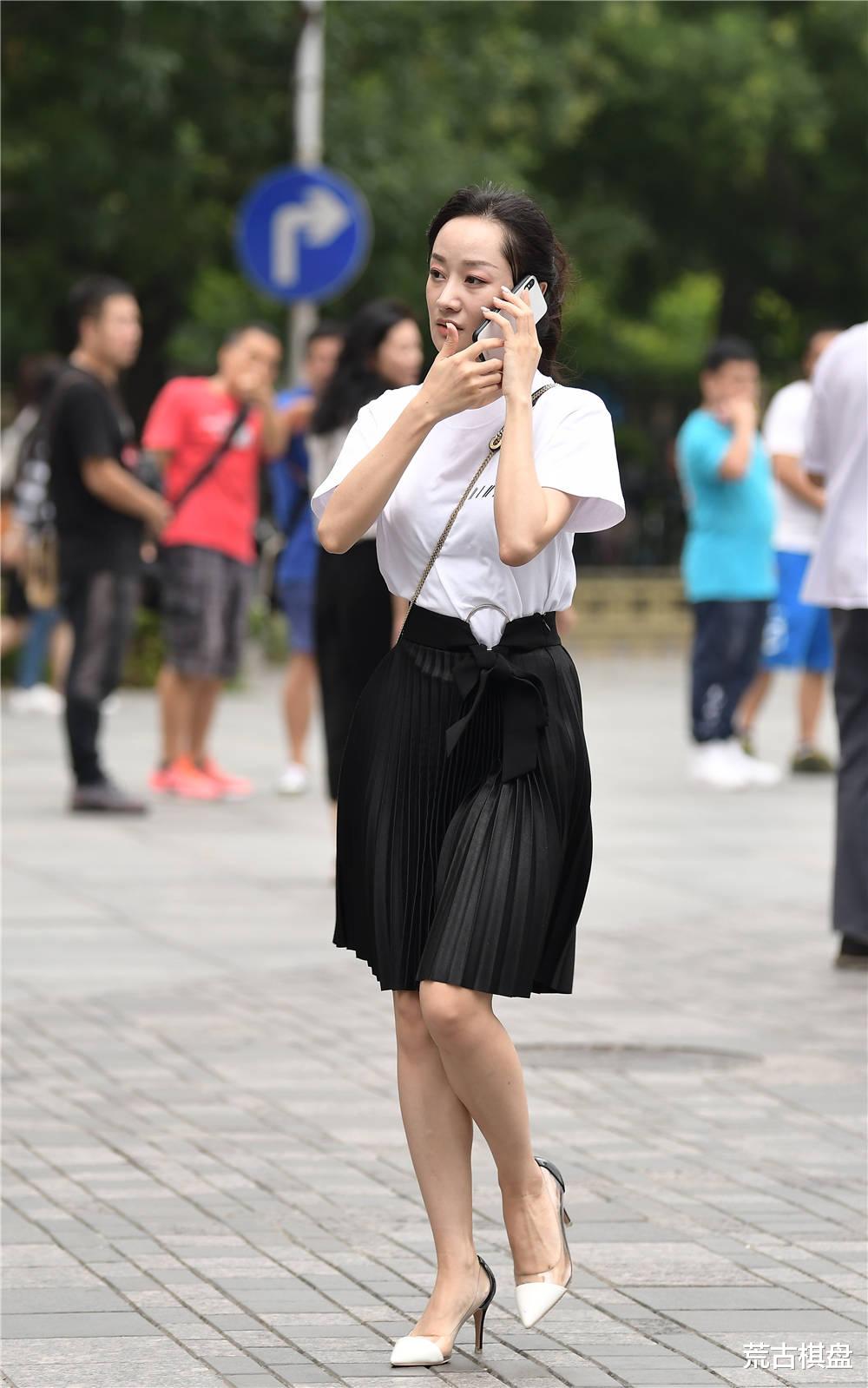 荒古棋盘|黑色高腰百褶裙搭配白色半袖，脚下的高跟鞋，也是黑白色对比