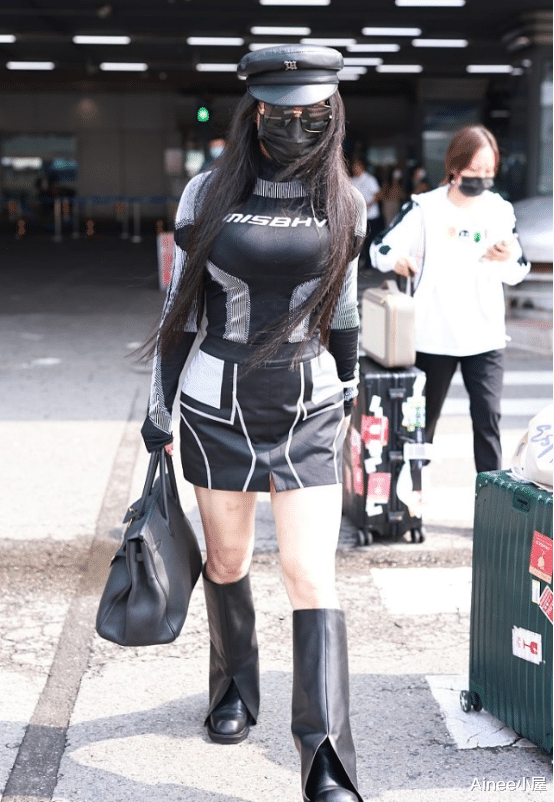 Ainee小屋 冉莹颖真挺爱秀身材的,裹身套装配长靴,腿有点胖但显出女人味