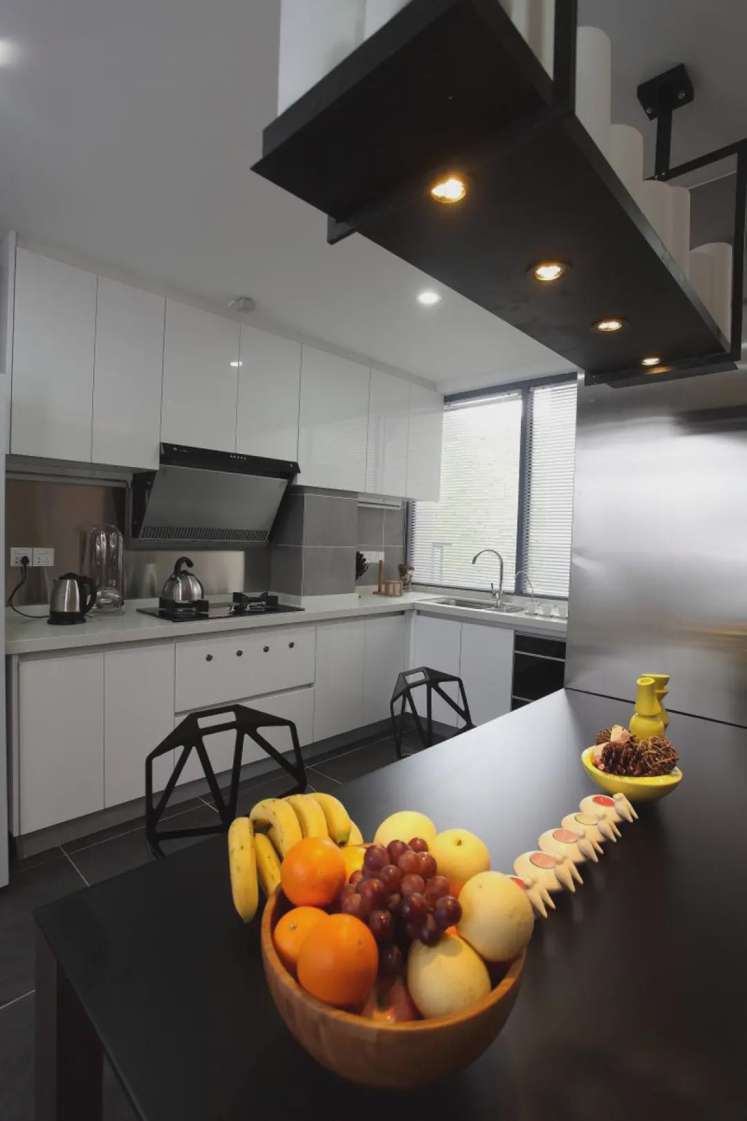 130㎡新房装修,现代简约风设计,好有情调的一个阳台布置!