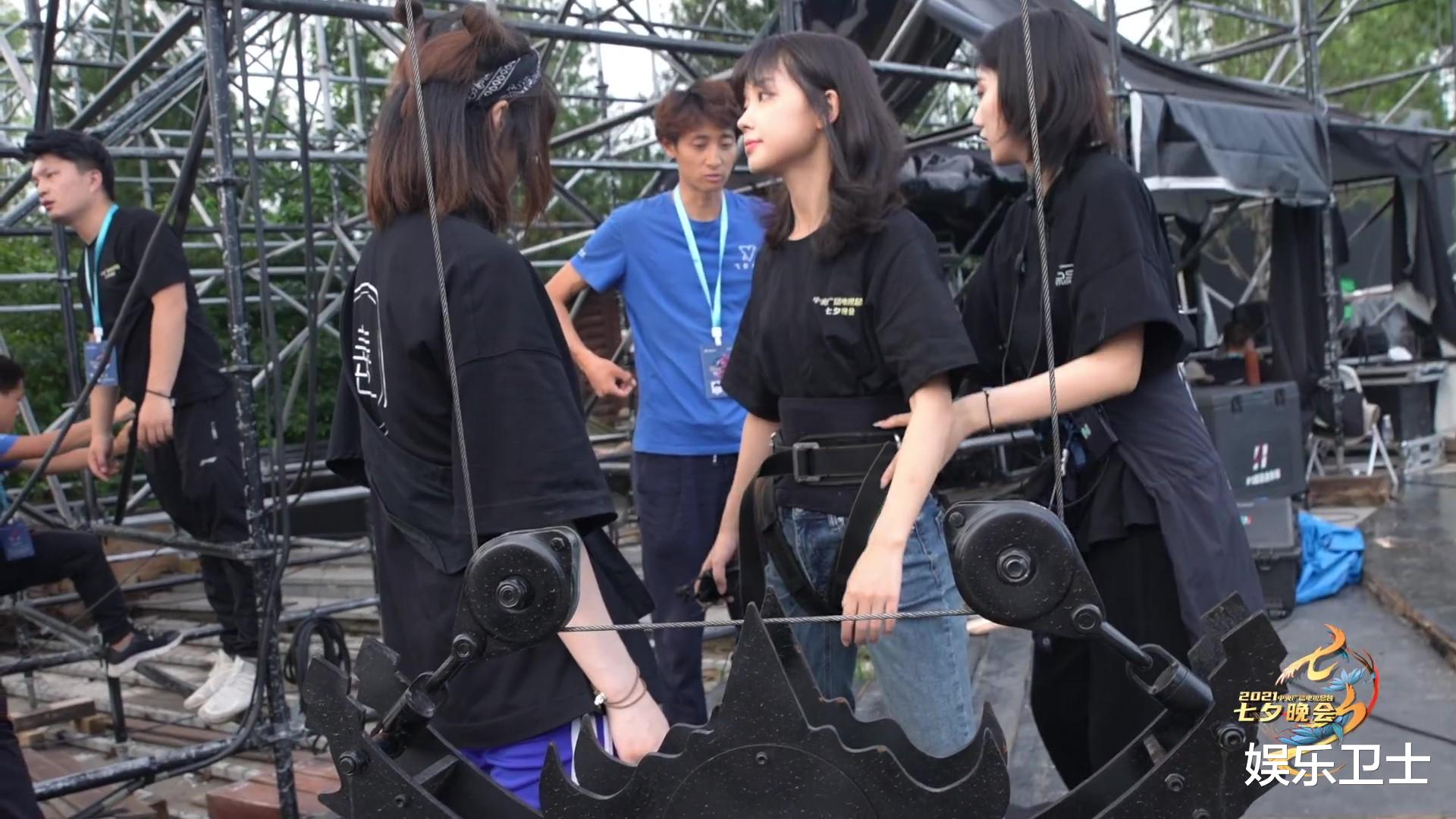 王冰冰|央视王冰冰七夕晚会吊威亚，天外飞仙式出场好美好可爱，怼脸拍清纯养眼