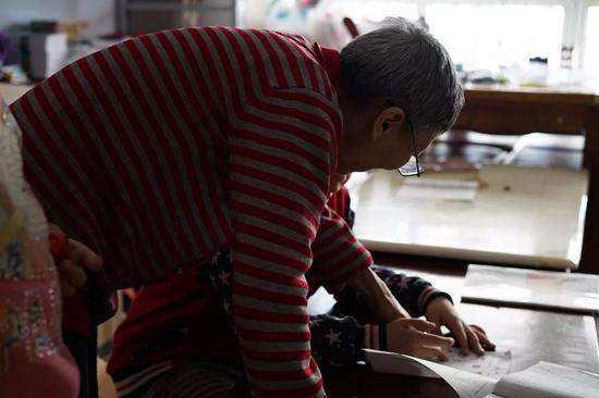 6旬老太冒死生龙凤胎,丈夫瘫痪在床,打七份工捡破烂养活孩子