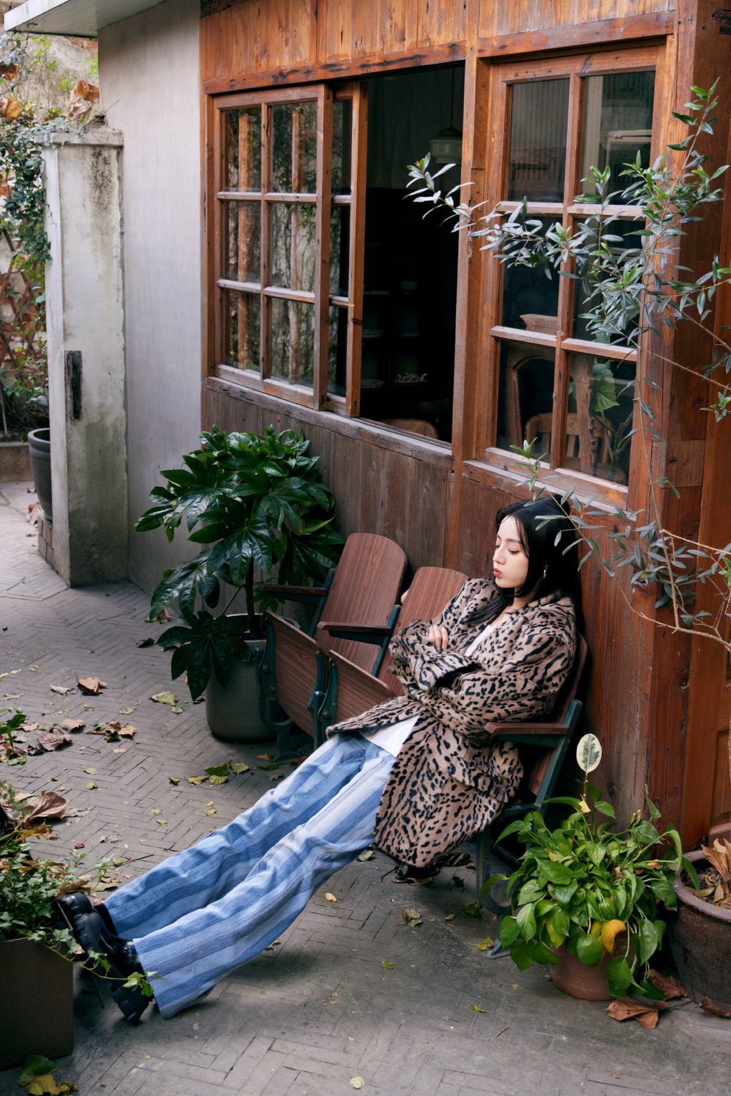 迪丽热巴|迪丽热巴脱口秀跨年造型，舒适又惬意，网友：好像暴发户