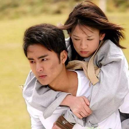 张若昀|42岁陈乔恩身穿“无痕肚兜裙”，简直让人“流鼻血”