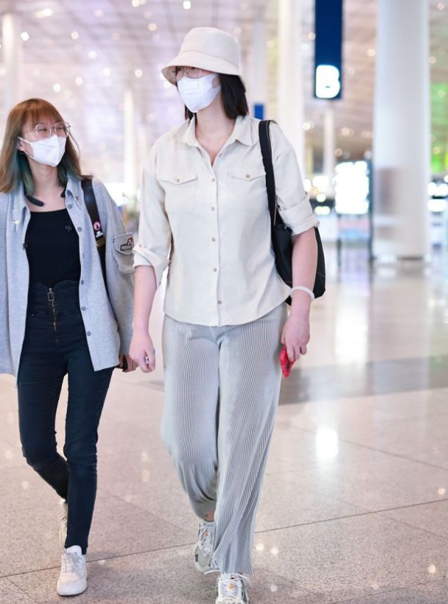 潮流新风 惠若琪192身高真任性，穿工装衬衫配条“大妈裤”，全靠身材撑起