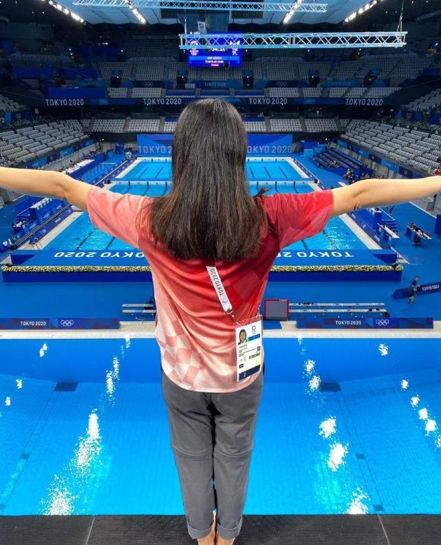 琳妹儿说|郭晶晶晒子女在豪宅泳池玩水画面，仨娃模仿妈妈跳水身手非常灵活