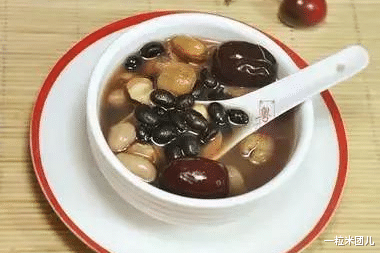 绿豆|入伏天热来碗汤吧，莲子绿豆大枣桃仁，清热消暑，营养开胃。