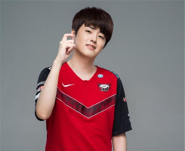 jdg战队|JDG提前开除一位老选手?s10忙不迭与他续约两年,现在却一脚踢开