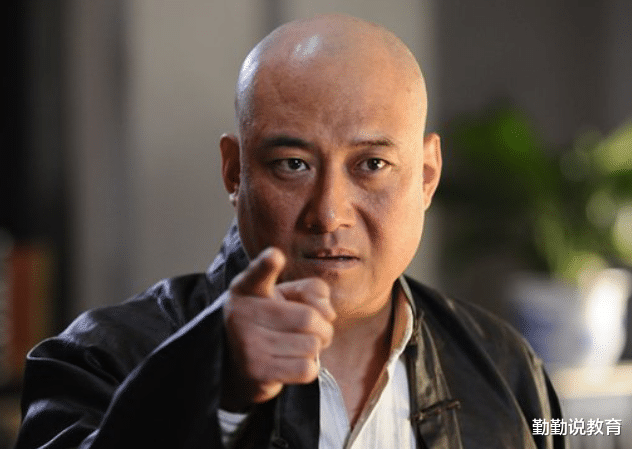 教师|我国“最受欢迎”的职业排名，公务员被“踢”出前3？榜首费头发