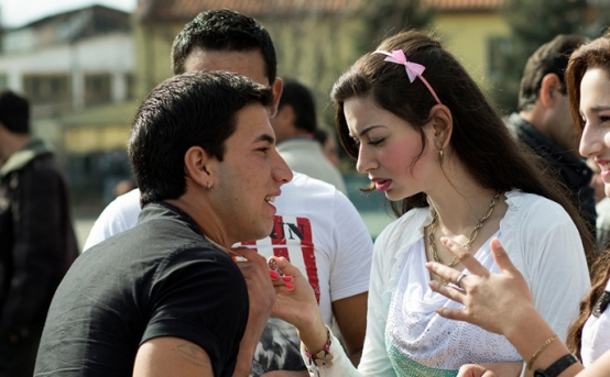 詹姆斯·哈登 保加利亚的特殊集会，男子带着钱就能买老婆，还有15岁的学生