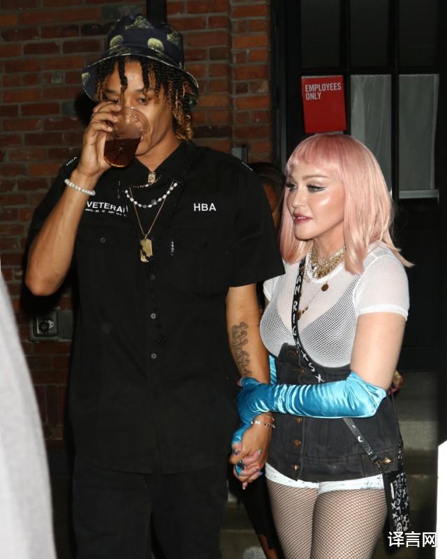 麦当娜|62岁麦当娜久违登台，穿皮短裤载歌载舞活力足，挽27岁男友回家