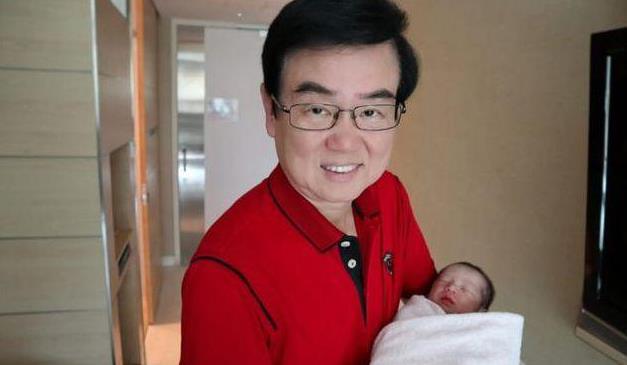 |晒晒黄百鸣住的豪宅，内景装修简单，在卫生间秀自拍还有马甲线