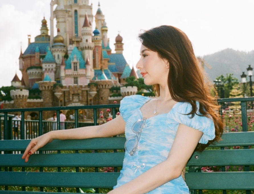 方媛|方媛嫁给郭富城后衣品开挂，穿挖背裙真招摇，当妈后越来有女人味