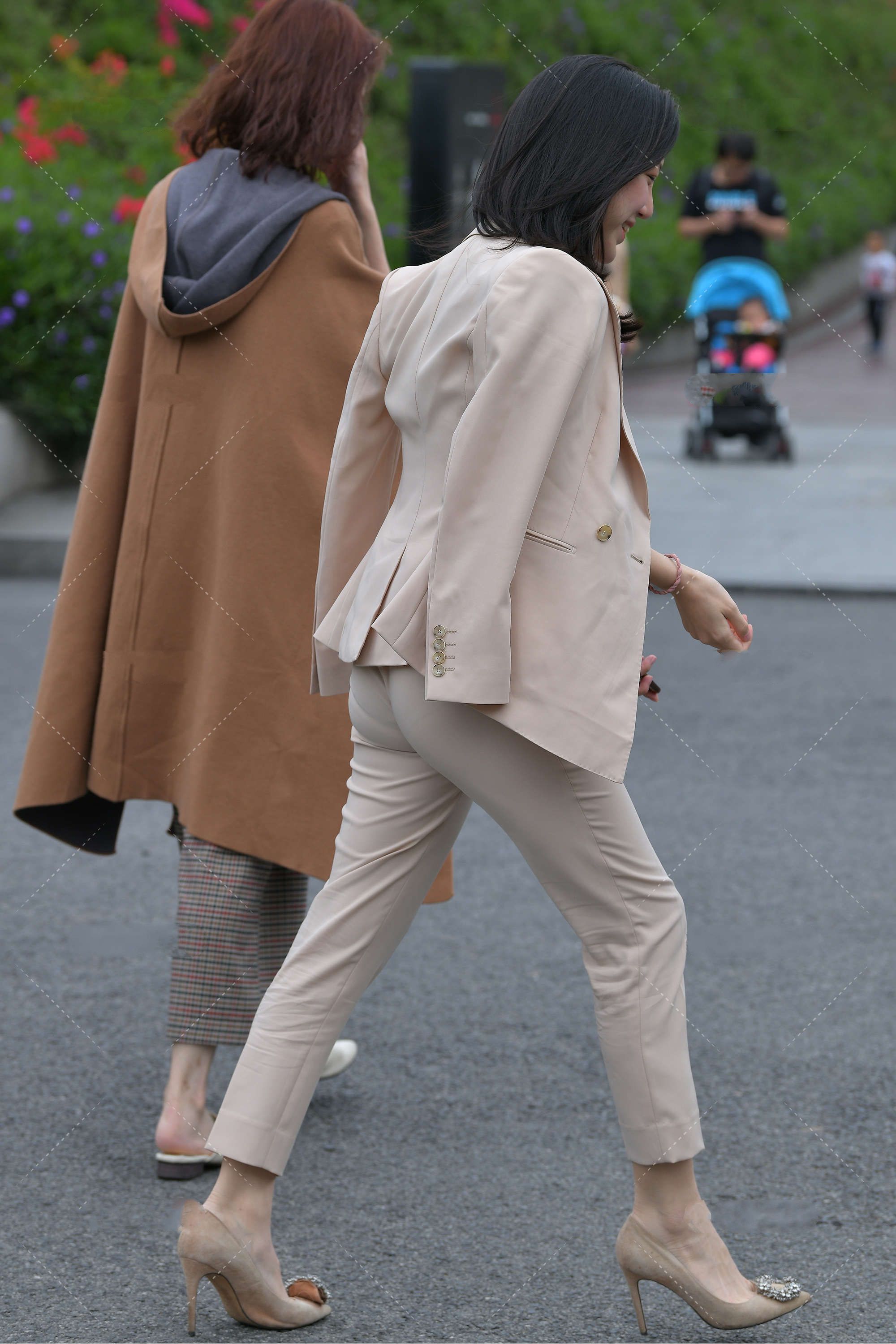 西装|米白色西装搭配高跟鞋，优雅又有白领范儿，很适合职场穿搭
