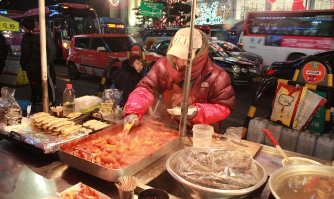 路边摊|摘掉韩国路边摊的滤镜,与韩剧相差巨大,网友:还不如我家县城