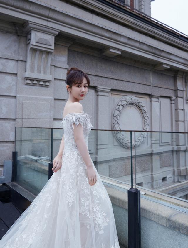 杨紫|杨紫李现掰了?华晨宇团队内斗?李易峰代言翻车?