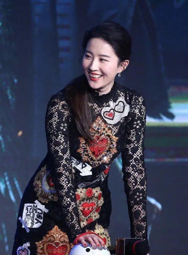 潮帮先生 刘亦菲胖点更耐看，穿花哨的蕾丝裙也不俗气，反而多了几分女人味