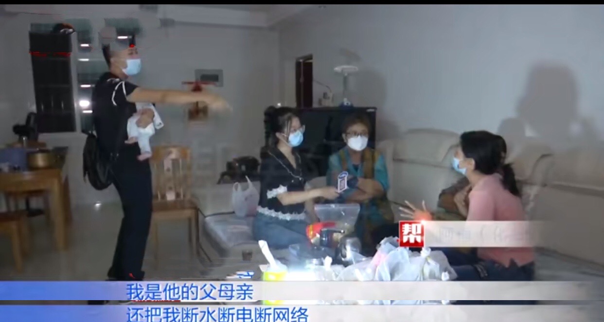 清白路人 婆婆不愿帮忙带孩子，儿媳生气卖房分家产，婆婆：他用拳头威胁我
