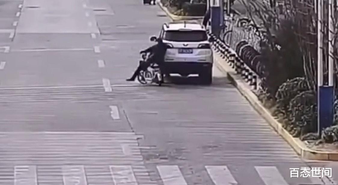 百态世间 男子在机动车道骑电动车，还全程低着头看手机，最终迎来报应