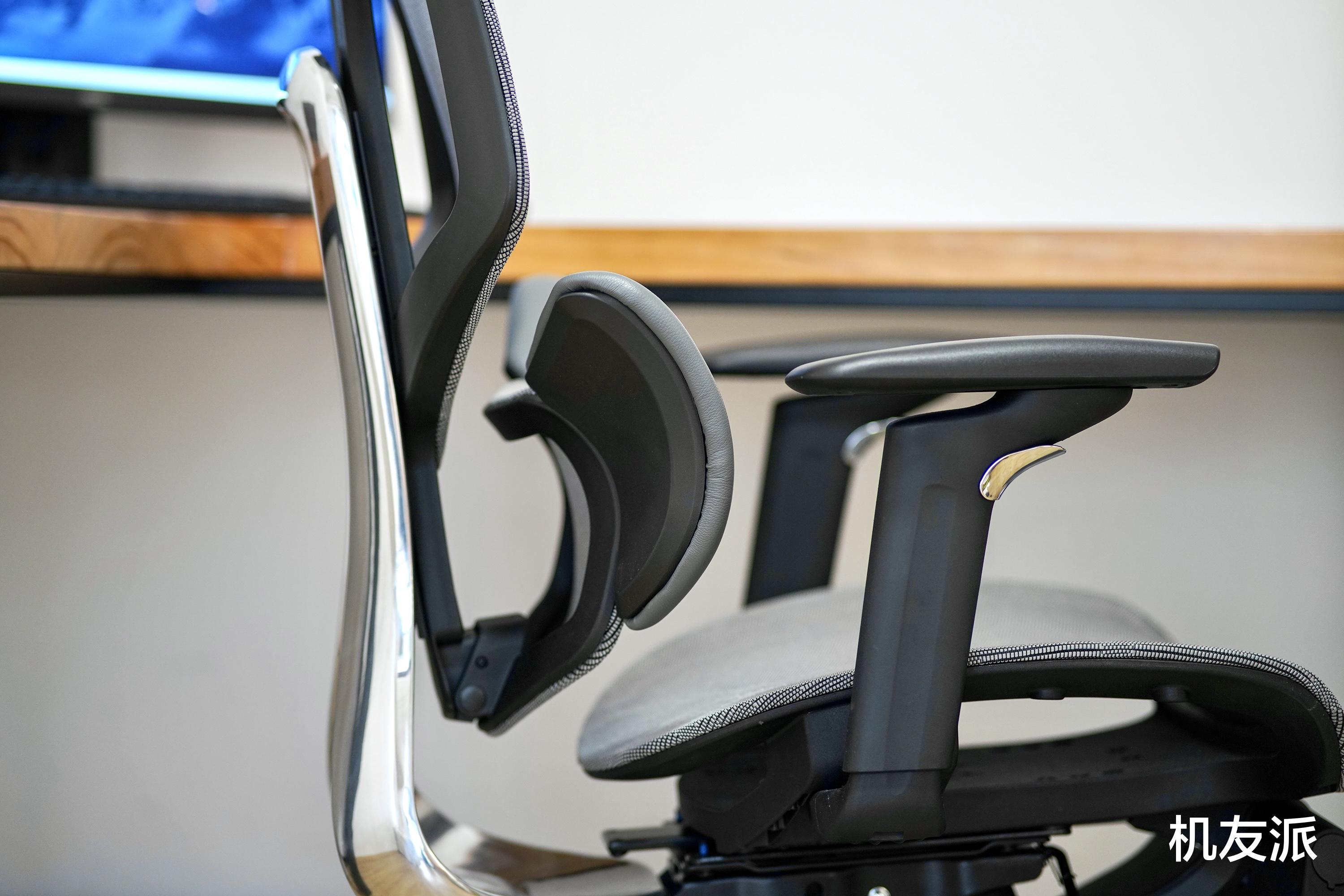 居家办公都要认真：入手黑白调人体工学椅，坐着舒服工作顺心