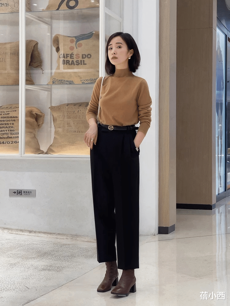 蓓小西 今年还是穿“小黑裤”最时髦，搭配针织衫、毛衣、大衣，真高级