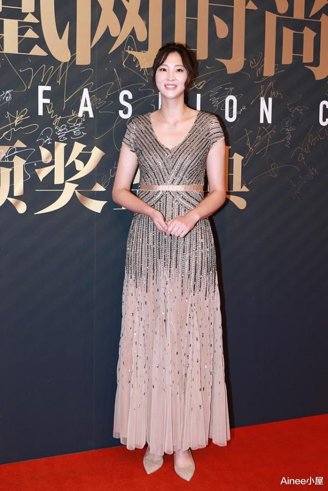 运动 惠若琪一家三口好幸福，梳短发穿睡衣裙有明星气质，不像30岁的人